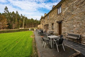 Outdoor dining - Country House 'Picon' with Shared Terrace, Shared Garden and Wi-Fi (ESPASANTE)