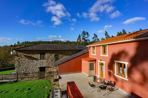 Outdoor dining - Country House 'Esteiro' with Shared Garden and Wi-Fi (Espesante)