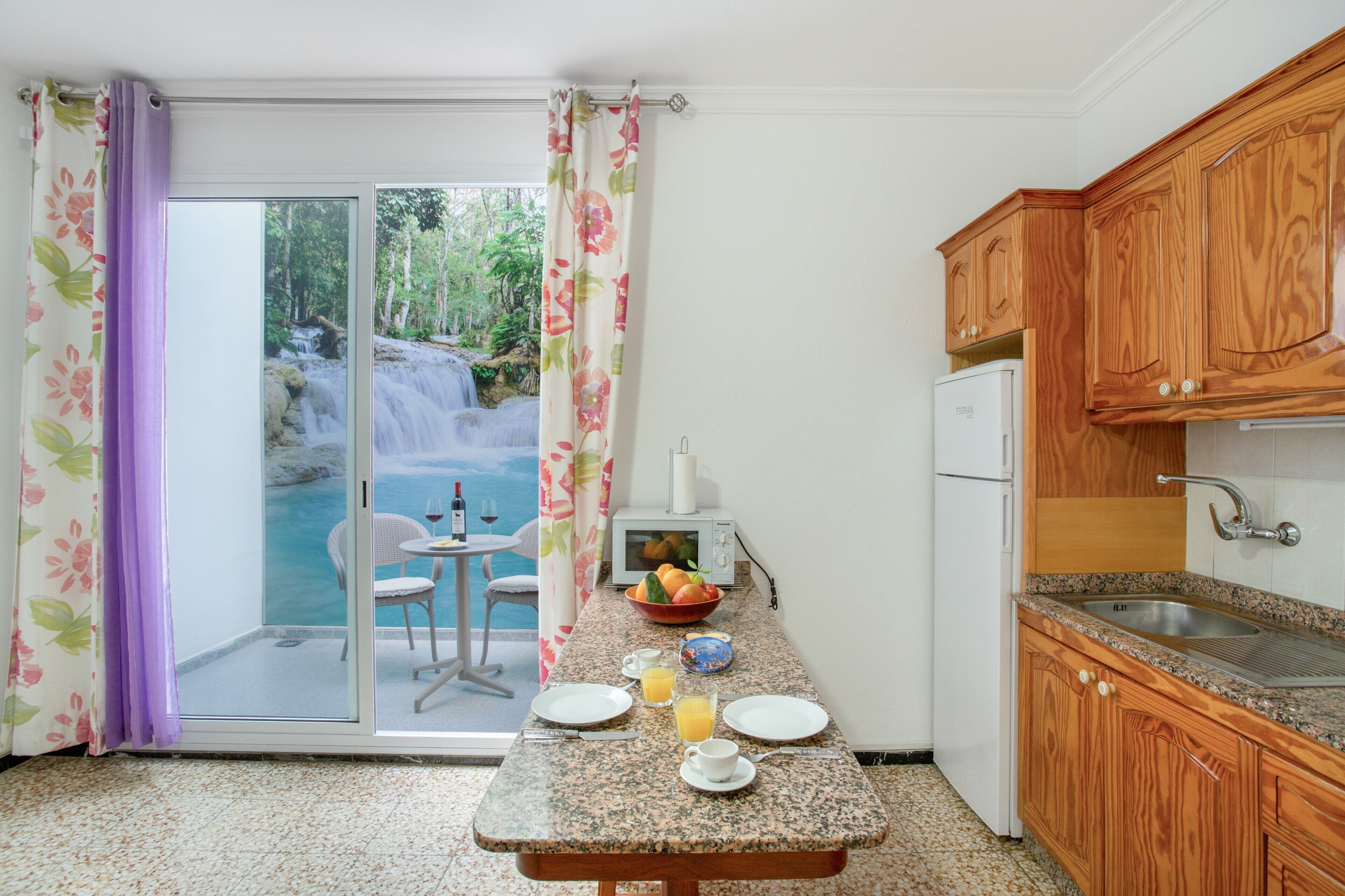 Een koelkast, een microgolfoven, een kookplaat