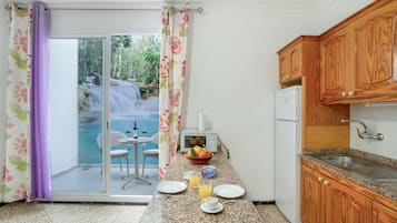 Een koelkast, een microgolfoven, een kookplaat