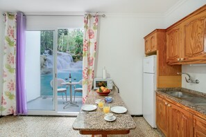 Refrigerador, microondas, parrilla de estufa y cafetera y tetera 
