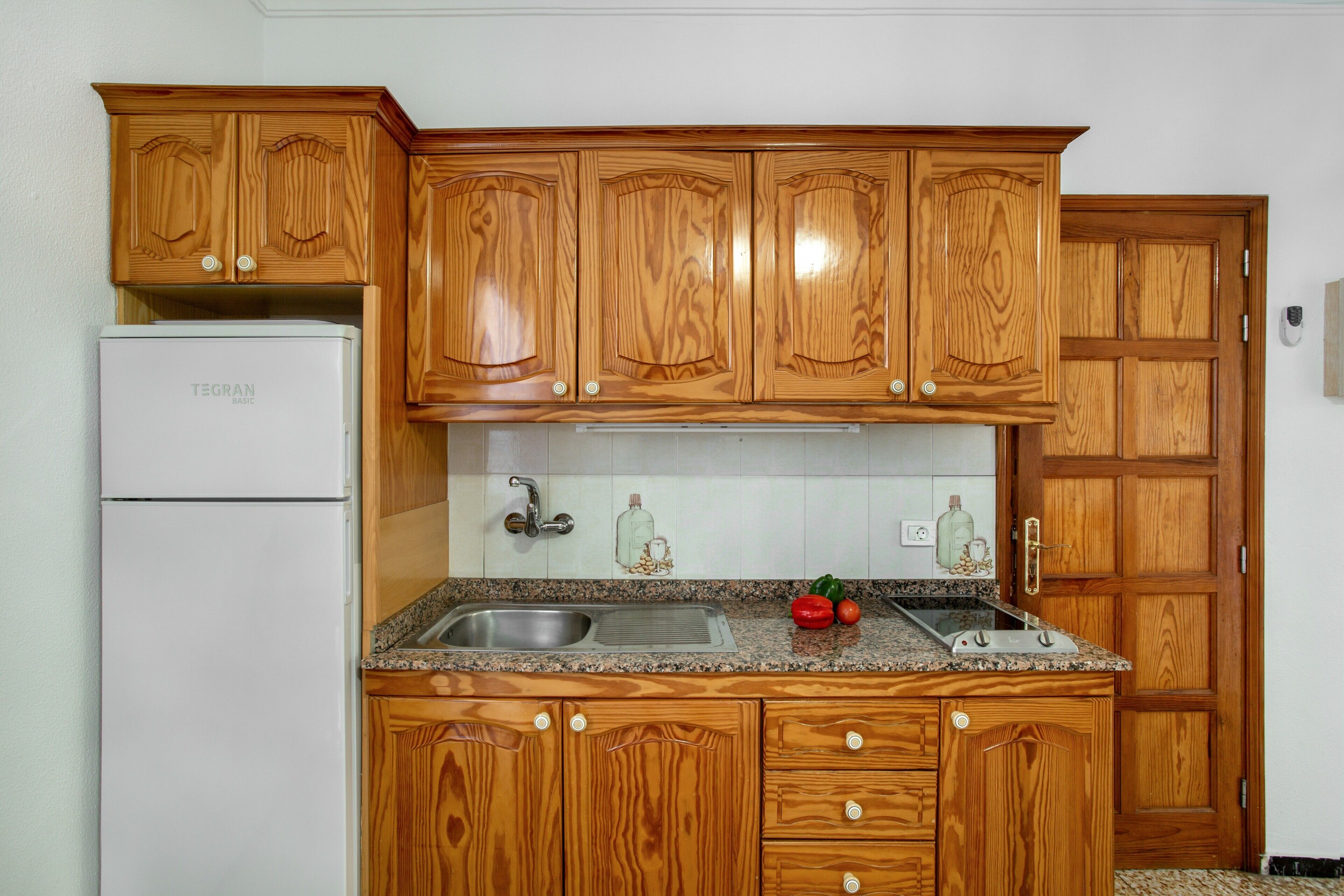 Een koelkast, een microgolfoven, een kookplaat