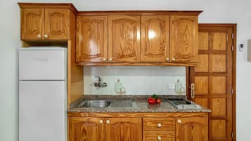 Een koelkast, een microgolfoven, een kookplaat