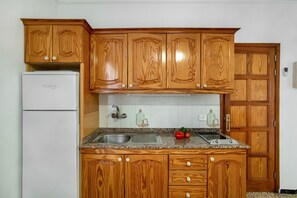Refrigerador, microondas, parrilla de estufa y cafetera y tetera 