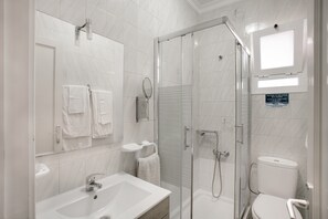 Dusche, Haartrockner, Handtücher
