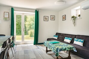 TV, DVD player, ping pong - Holiday Home 'Du Parc' with Lake View, Wi-Fi and Air Conditioning (Genouillé)