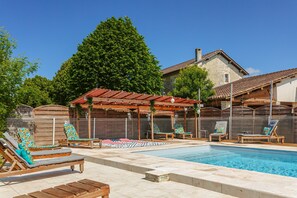 A heated pool - Holiday Home 'Du Parc' with Lake View, Wi-Fi and Air Conditioning (Genouillé)