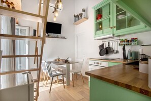 Geladeira, micro-ondas, fogão, cooktop