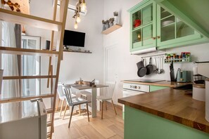 Een koelkast, een microgolfoven, een oven, een kookplaat