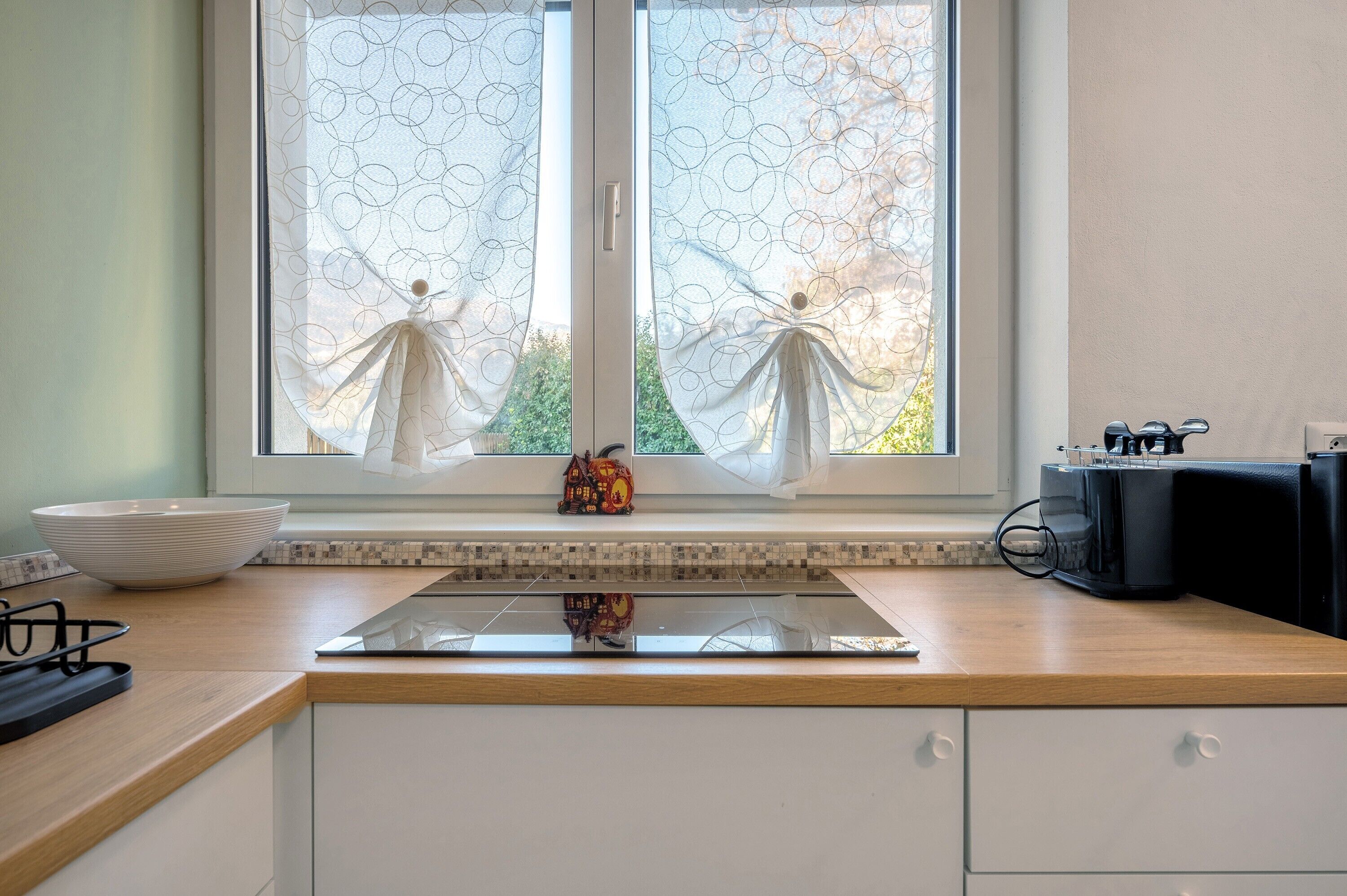 Réfrigérateur, four à micro-ondes, surface de cuisson, cafetière-théière