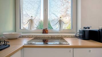 Kühlschrank, Mikrowelle, Herdplatte, Wasserkocher mit Kaffee-/Teezubehör