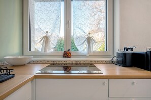 Frigorifero, microonde, piano cottura, macchina per tè/caffè