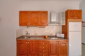 Fridge, microwave, stovetop, coffee/tea maker - Vacation Apartment 'Los Angeles 1' with Sea View, Shared Terrace and Wi-Fi (Playa de Mogán)