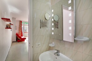 Shower, hair dryer, towels - Vacation Apartment 'Los Angeles 1' with Sea View, Shared Terrace and Wi-Fi (Playa de Mogán)
