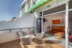 Outdoor dining - Vacation Apartment 'Los Angeles 1' with Sea View, Shared Terrace and Wi-Fi (Playa de Mogán)