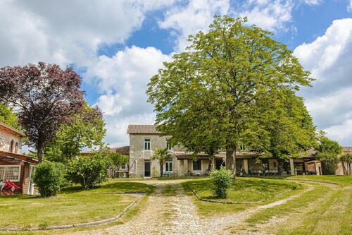 Holiday Home 'Des Tropiques' with Shared Pool, Private Terrace & Wi-Fi
