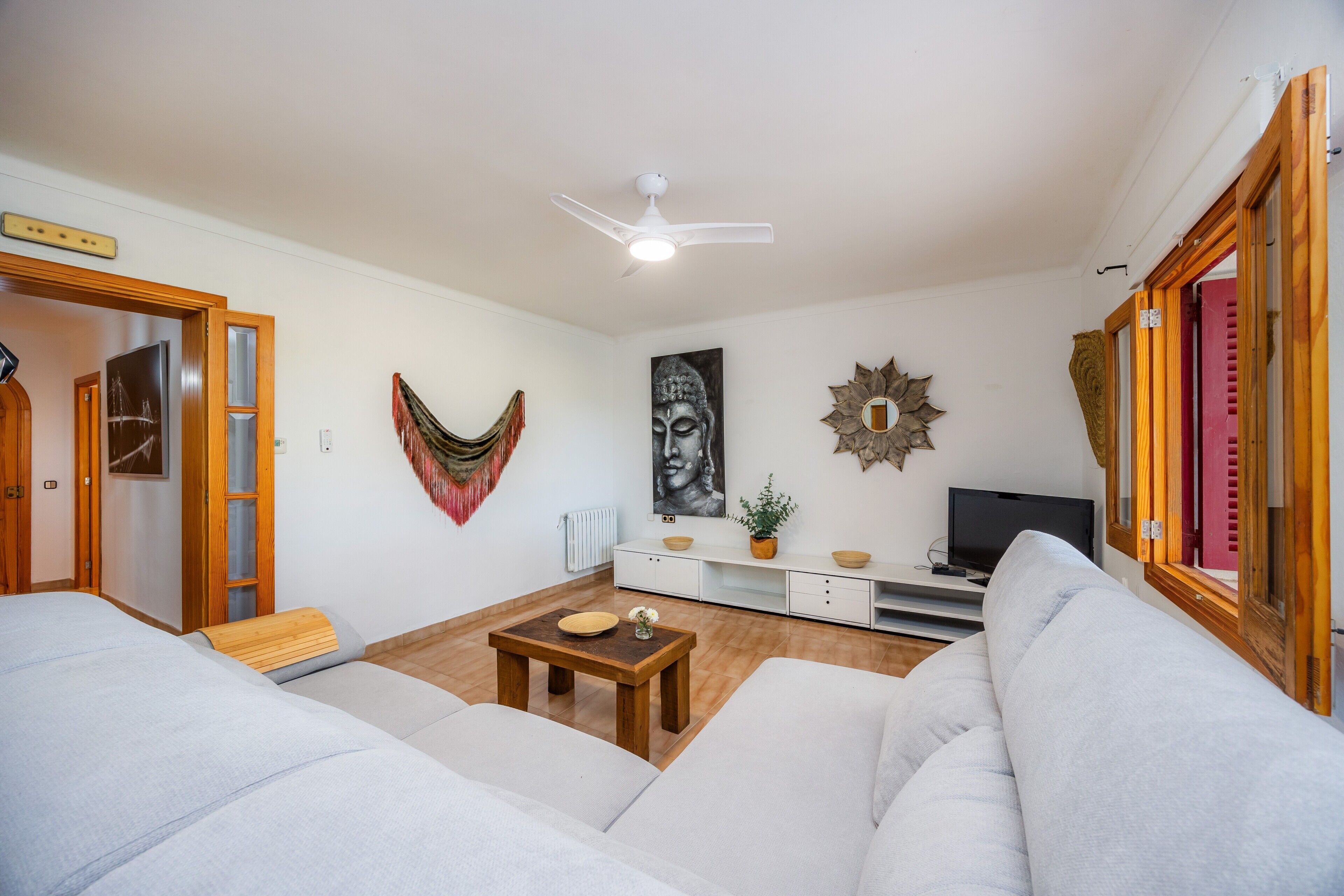 Télévision, cheminée, lecteur de DVD