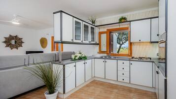 Refrigerador, microondas, horno y parrilla de estufa