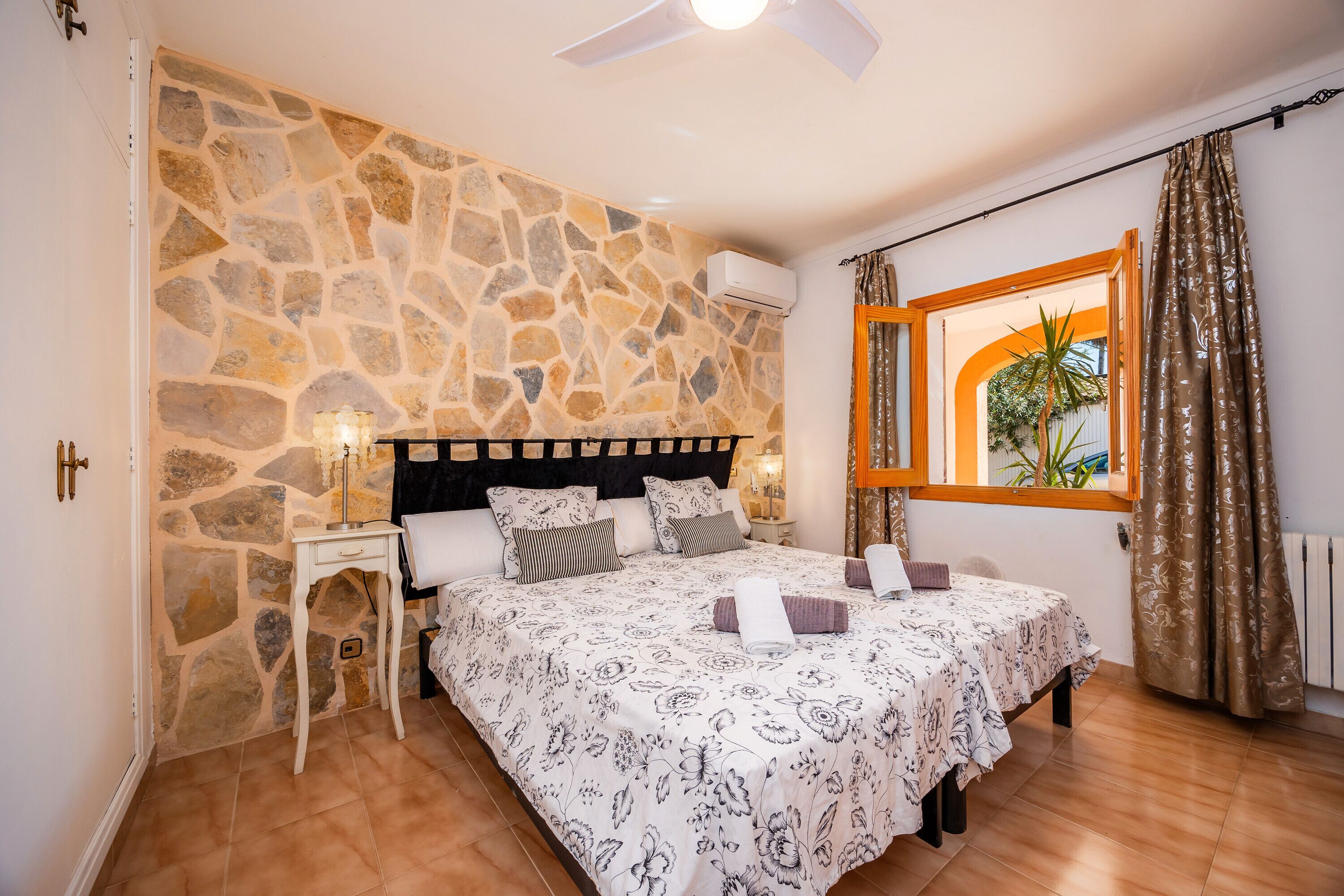 5 bedrooms, iron/ironing board, free WiFi, bed sheets