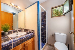 Ducha, secador de pelo y toallas