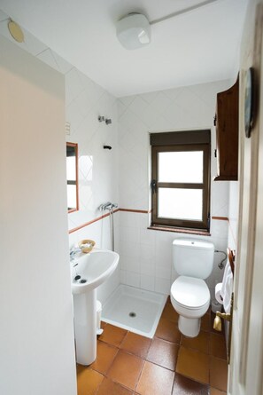 Een douche, een haardroger, handdoeken