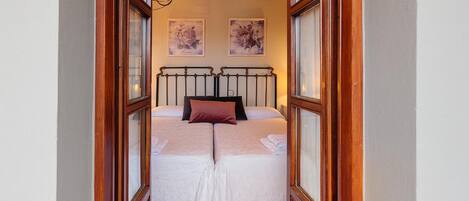 4 عدّة غرف نوم ومكواة/لوح كي وواي فاي مجانًا وملاءات أسرّة