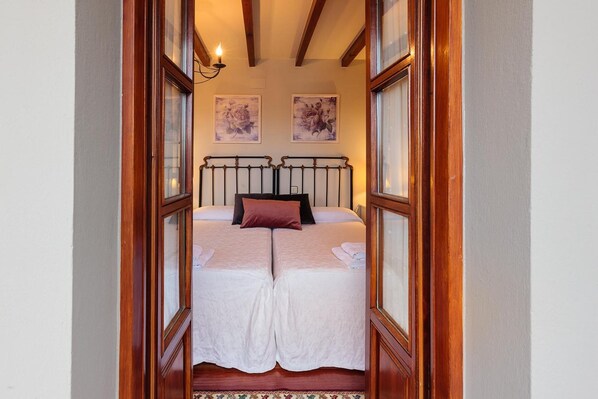 4 bedrooms, iron/ironing board, free WiFi, bed sheets
