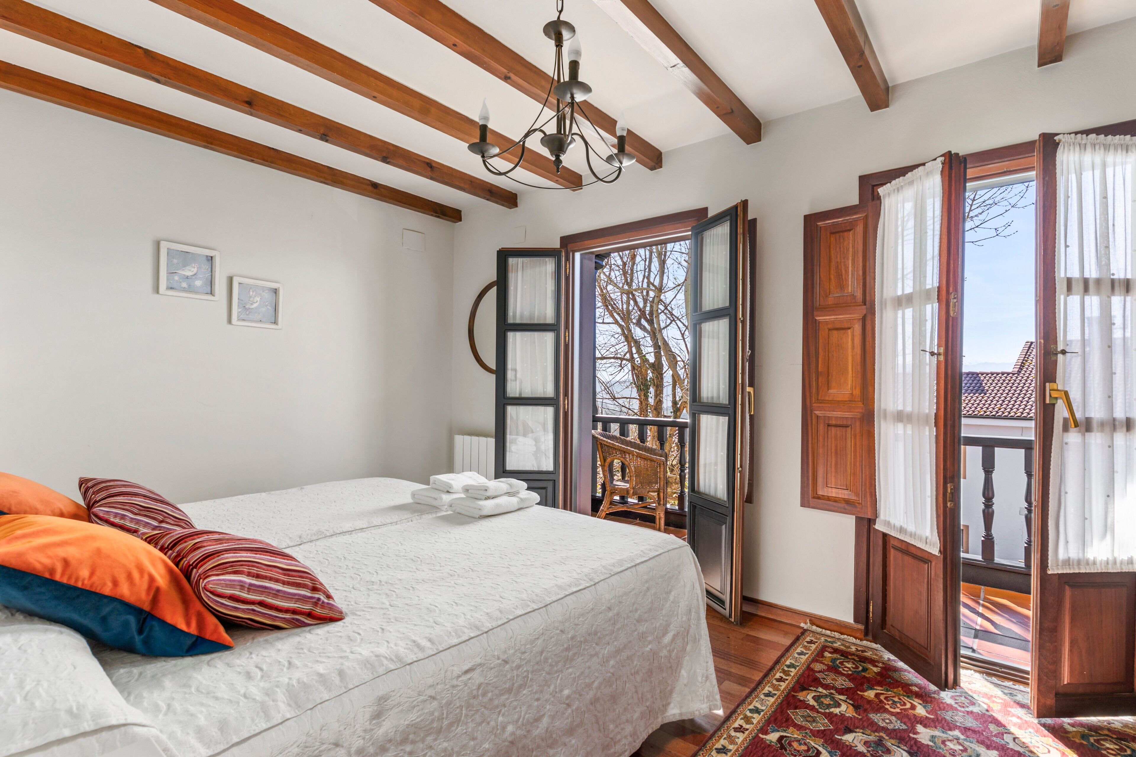 4 bedrooms, iron/ironing board, free WiFi, bed sheets