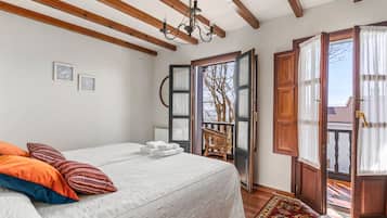 4 bedrooms, iron/ironing board, free WiFi, bed sheets