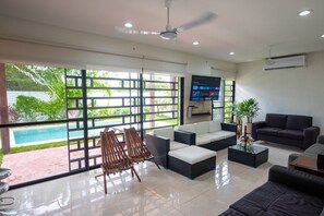 TV connectée, livres, chaîne hi-fi, espaces bureaux
