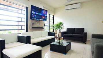 Smart TV, books, stereo, offices