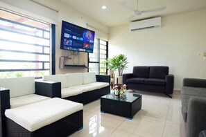 Smart TV, books, stereo, offices - Elegant and comfortable villa in Real Montejo (Merida)