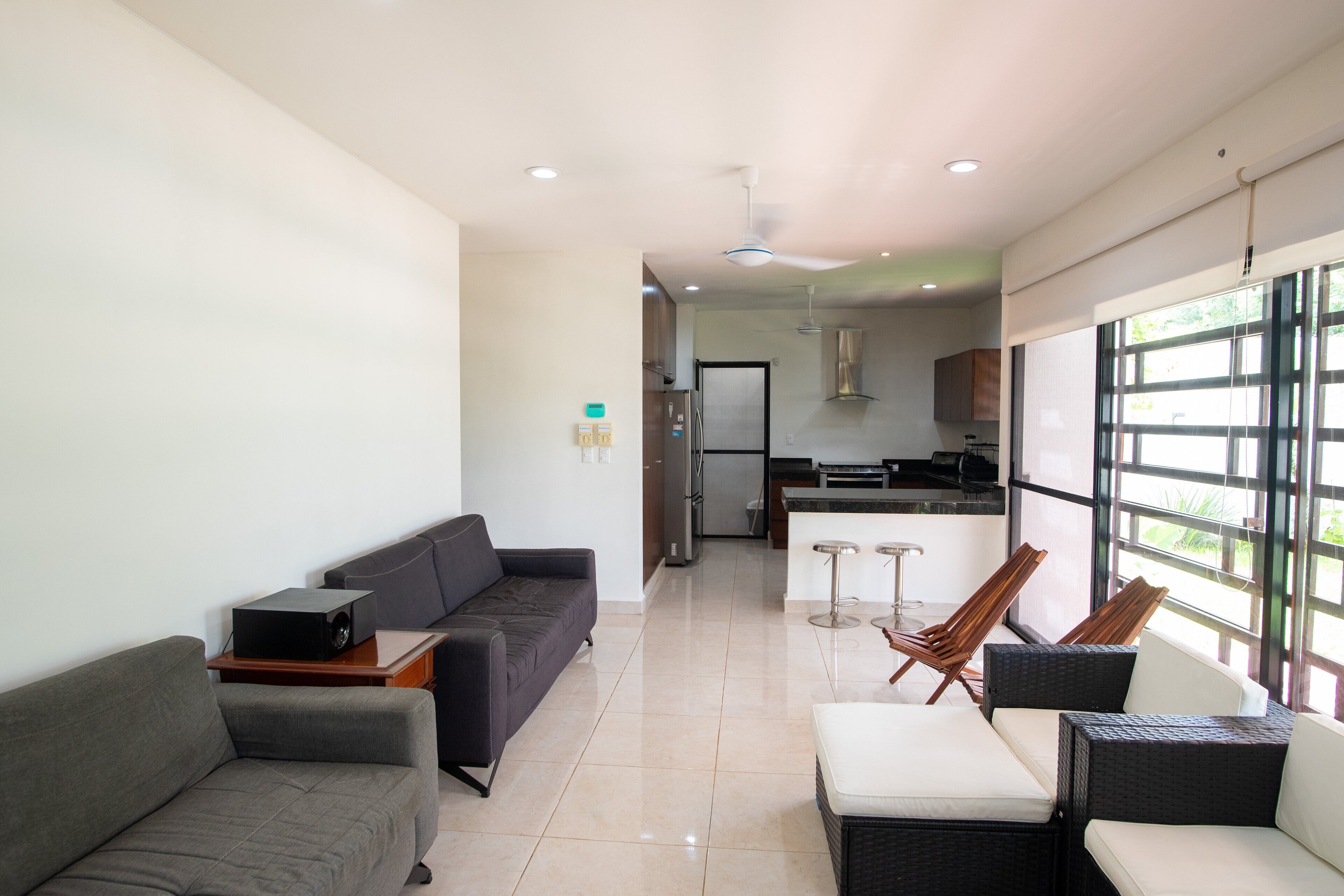 Smart TV, books, stereo, offices