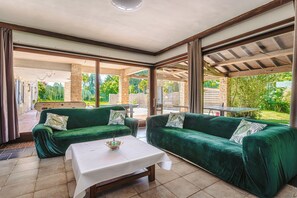 TV, DVD player, table tennis - Guest Room 'Emeraude' with Shared Pool, Wi-Fi and Air Conditioning (Genouillé)