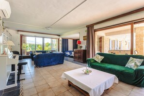 TV, DVD player, table tennis - Guest Room 'Emeraude' with Shared Pool, Wi-Fi and Air Conditioning (Genouillé)