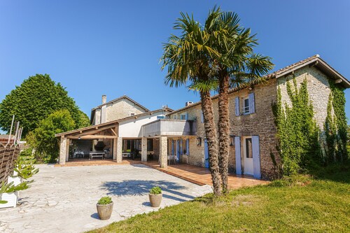 Guest Room 'Emeraude' with Shared Pool, Wi-Fi, and Air Conditioning