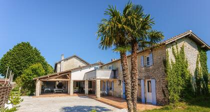 Guest Room 'Emeraude' with Shared Pool, Wi-Fi, and Air Conditioning