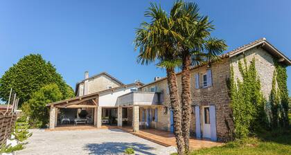 Chambre d'hÎtes 'Emeraude' avec piscine partagée, Wi-Fi et climatisation