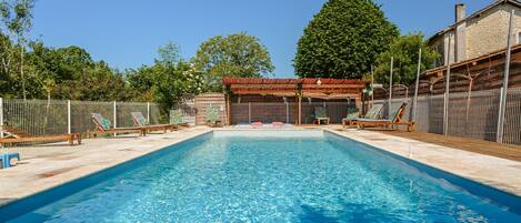 حمّام سباحة مُدفَّأ