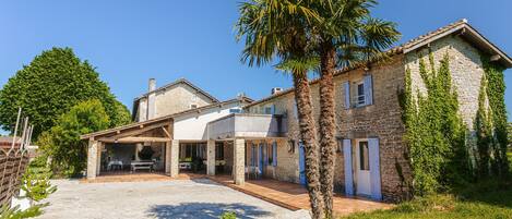 المنشأة من الخارج