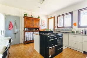 Réfrigérateur, micro-ondes, lave-vaisselle, cafetiÚre/bouilloire
