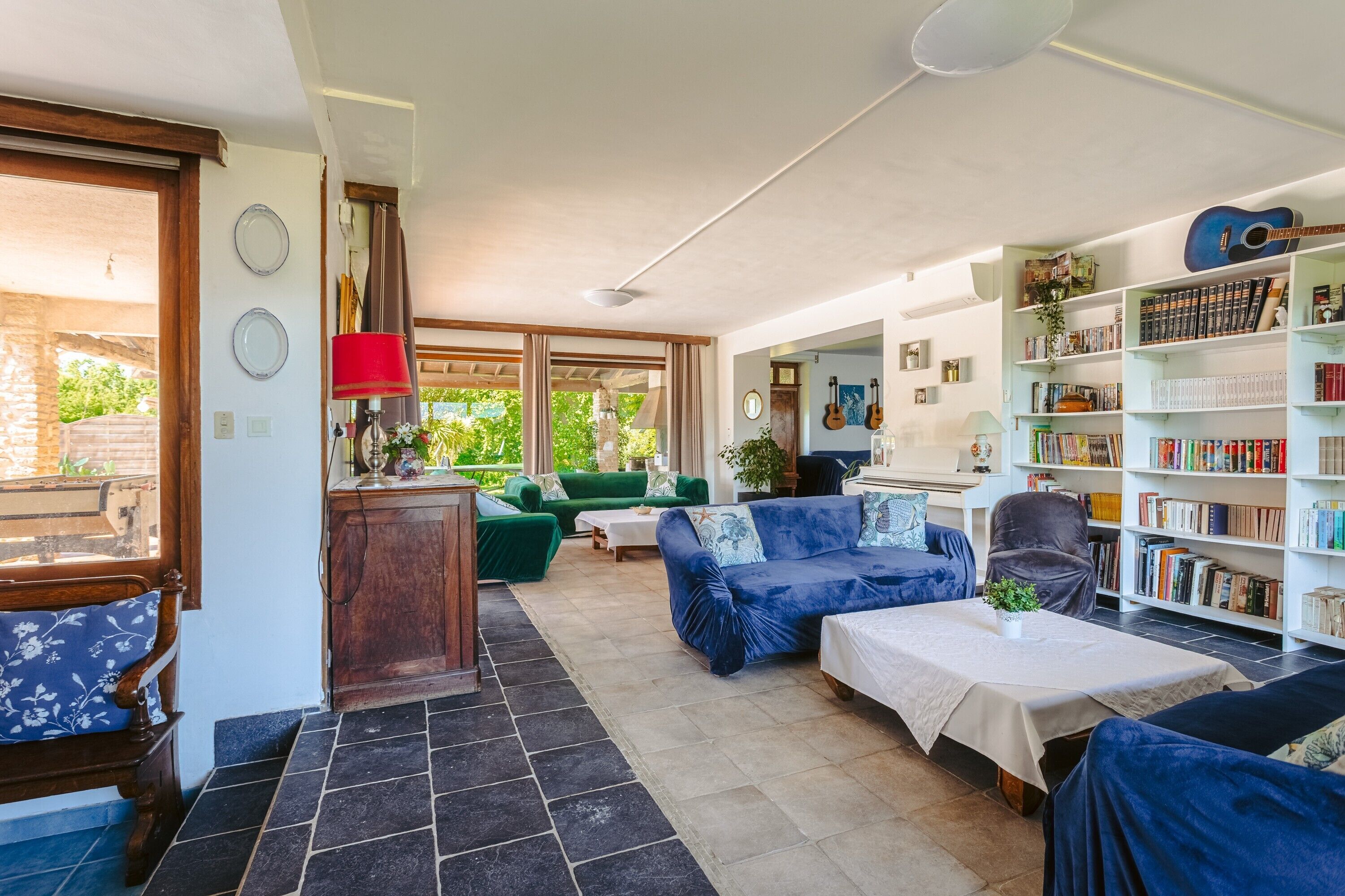 TV, DVD player, mesa de pingue-pongue