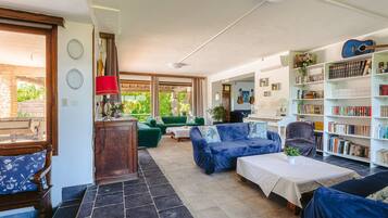 TV, DVD player, mesa de pingue-pongue