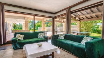 Tv, dvd-spelare och ett bordtennisbord