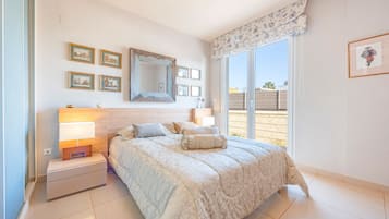 3 slaapkamers, een strijkplank/strijkijzer, gratis wifi, beddengoed