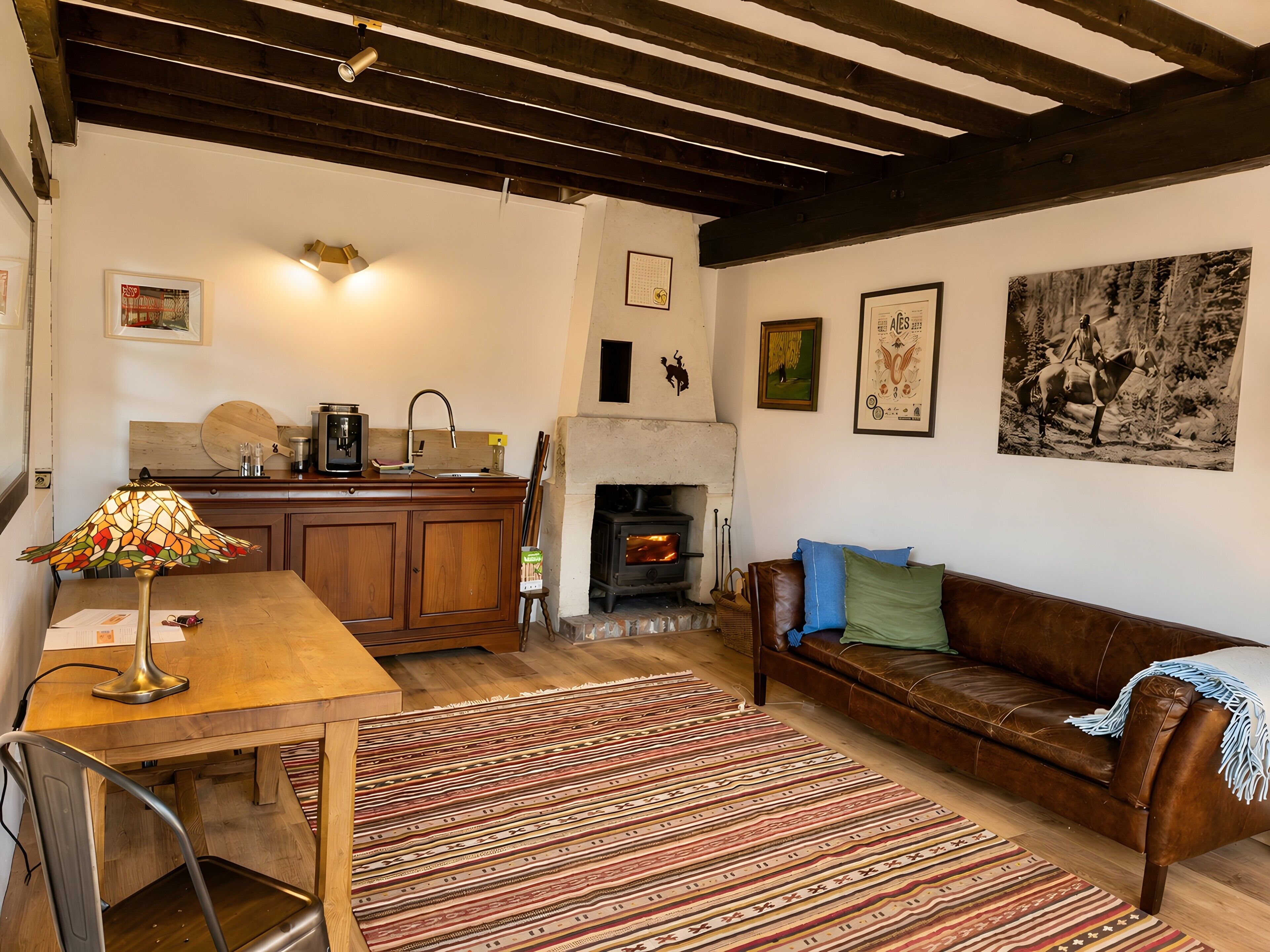 TV, fireplace