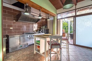 Fridge, microwave, oven, stovetop - Villa 'Apollonion' with Private Pool, Wi-Fi and Air Conditioning (Siracusa)