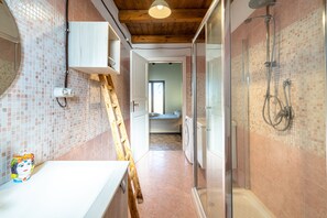 Shower, hair dryer - Villa 'Apollonion' with Private Pool, Wi-Fi and Air Conditioning (Siracusa)