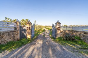 المنطقة المحيطة بالمنشأة