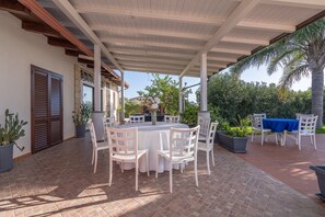 Outdoor dining - Villa 'Apollonion' with Private Pool, Wi-Fi and Air Conditioning (Siracusa)